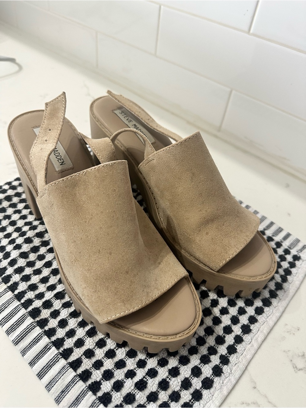 Steve Madden Chunky Womens Beige Suede Platform Sandals Summer - Picture 3 of 4